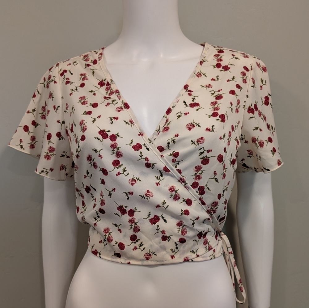 SHEIN Cream And Red Floral Short Sleeve Cropped Wrap Tie Side Top Size Medium